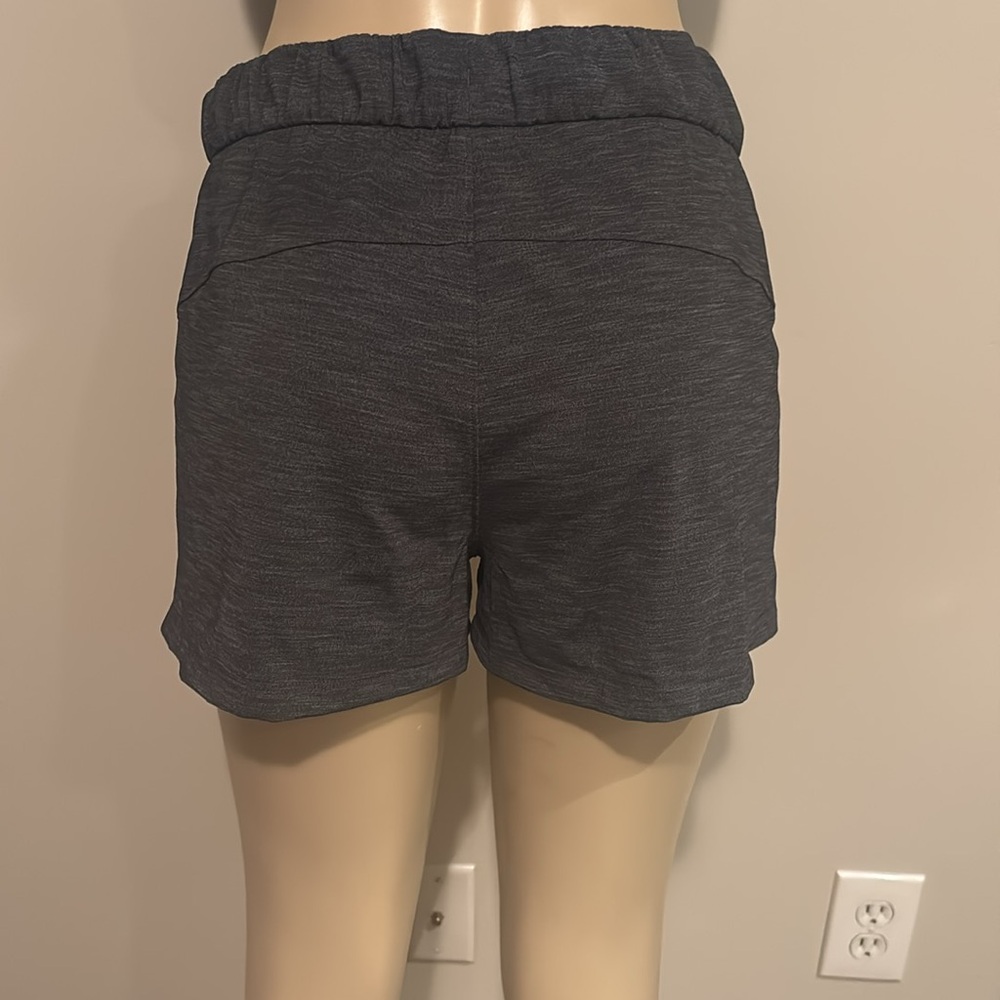 Lululemon On The Fly Short (3") size 8 - Picture 8 of 9